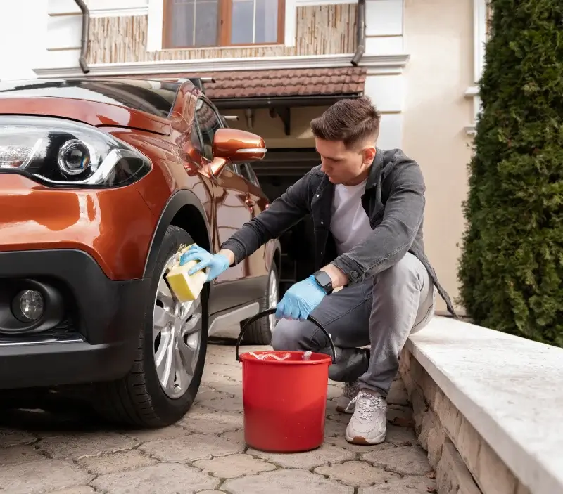 Lavage auto à domicile Saint-Apollinaire : professionnel intervenant sur un véhicule